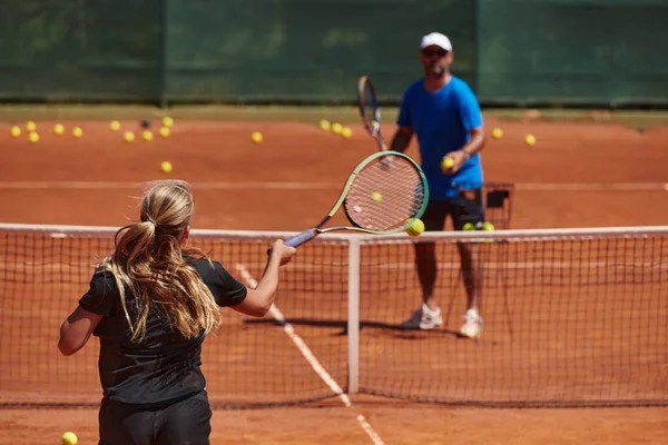 Uma Tenista Profissional Seu Treinador Treinando Dia Ensolarado Quadra Tênis — Fotografia de Stock