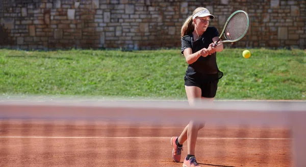Seorang Gadis Muda Menunjukkan Keterampilan Tenis Profesional Dalam Pertandingan Kompetitif — Stok Foto