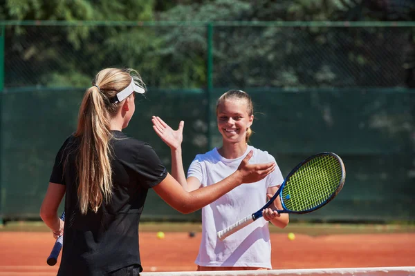 Twee Vrouwelijke Tennissers Schudden Elkaar Hand Met Een Glimlach Een — Stockfoto