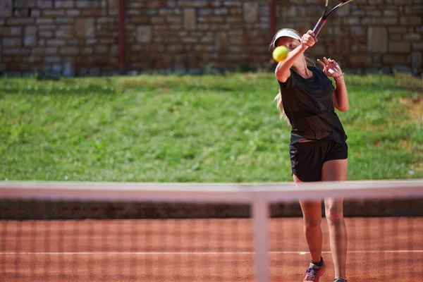 Mladá Dívka Ukazuje Profesionální Tenisové Dovednosti Soutěžním Utkání Slunečného Dne — Stock fotografie
