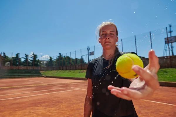 Voor Haar Training Speelt Tennisspeelster Vrolijk Met Een Tennisbal Straalt — Stockfoto
