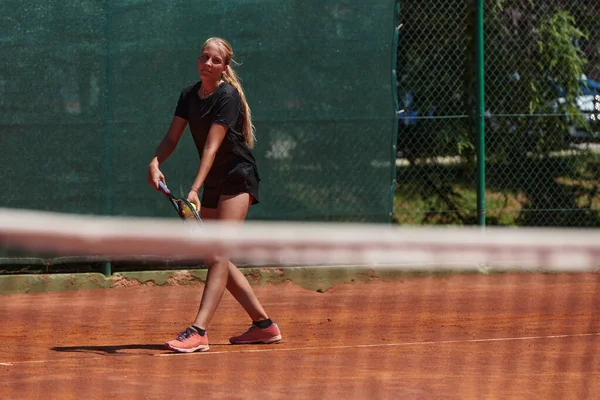 테니스 기술을 소녀는 테니스 코트의 미학에 둘러싸여 — 스톡 사진