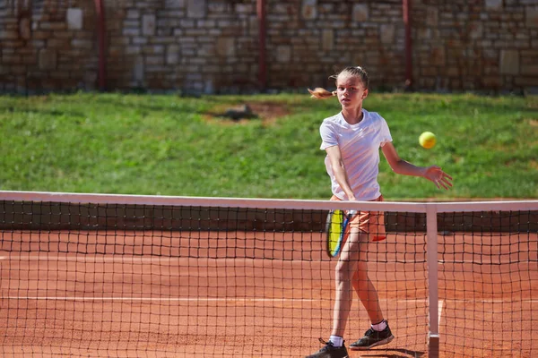 Uma Jovem Mostrando Habilidades Profissionais Tênis Jogo Competitivo Dia Ensolarado — Fotografia de Stock