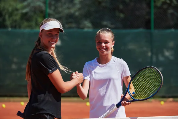 Güneşli Bir Günde Gülümseyen Iki Bayan Tenisçi Rekabetçi Bir Maçın — Stok fotoğraf