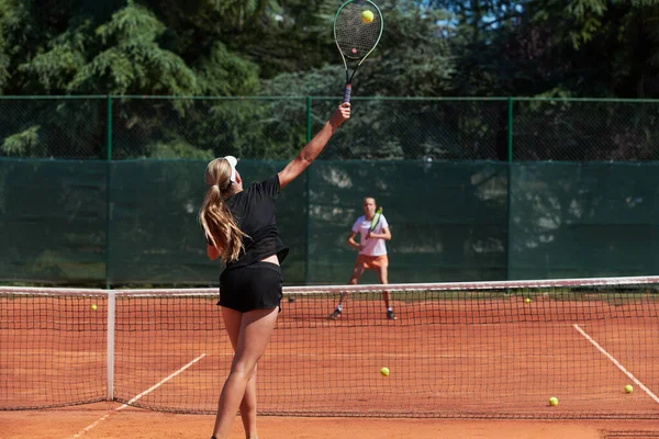Junge Mädchen Einem Lebhaften Tennismatch Einem Sonnigen Tag Und Zeigen — Stockfoto