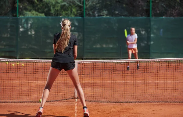 Jeunes Filles Dans Match Tennis Animé Par Une Journée Ensoleillée — Photo