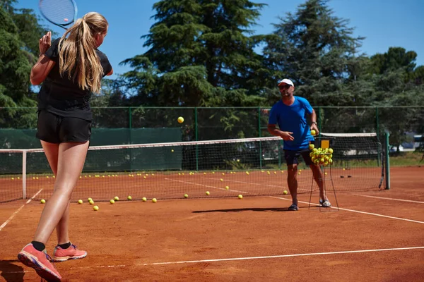 Profesyonel Bir Tenisçi Onun Koçu Tenis Kortunda Güneşli Bir Günde — Stok fotoğraf