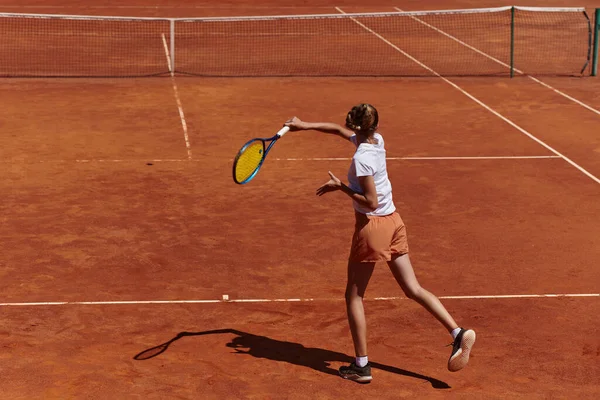Молодая Девушка Демонстрирует Профессиональные Теннисные Навыки Соревновательном Матче Солнечный День — стоковое фото
