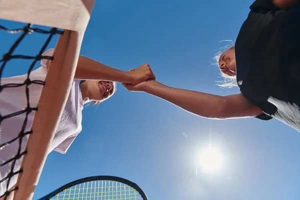 競技後の友情とスポーツマンシップを楽しみながら 晴れた日に握手を交わす2人の女子テニス選手 — ストック写真