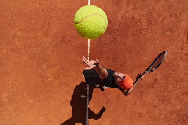Vista Superior Jugador Tenis Profesional Sirve Pelota Tenis Cancha Con —  Fotos de Stock