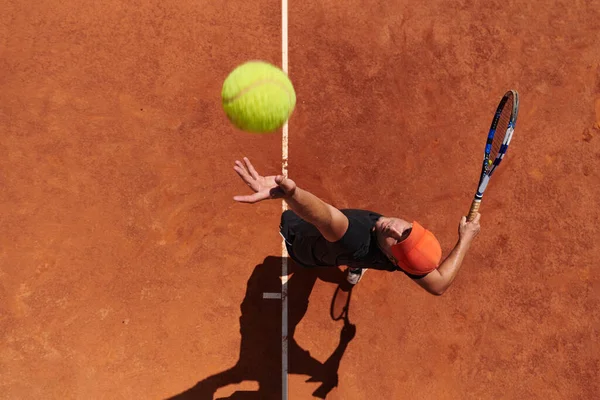 Вид Зверху Професійного Тенісиста Обслуговує Тенісний Корті Точністю Потужністю — стокове фото