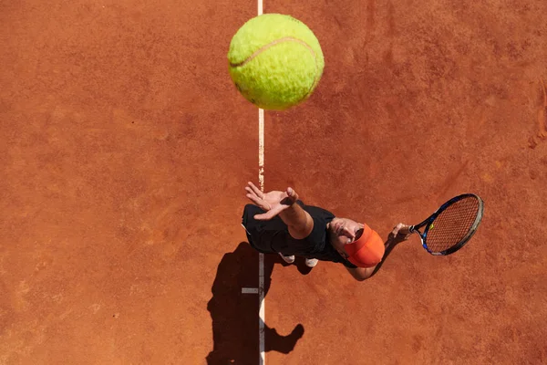 Κάτοψη Ενός Επαγγελματία Τενίστα Σερβίρει Την Μπάλα Του Τένις Στο — Φωτογραφία Αρχείου