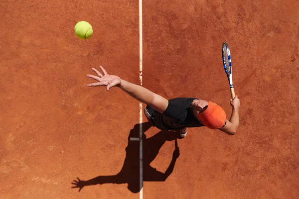 プロのテニス選手のトップビューは 精度とパワーでコート上のテニスボールを提供しています — ストック写真