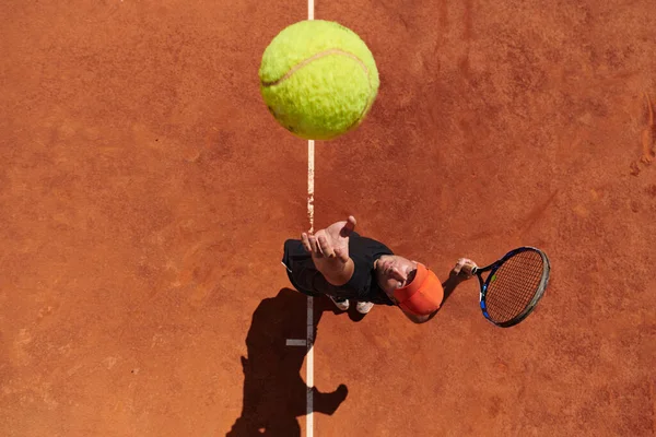 Vista Superior Jugador Tenis Profesional Sirve Pelota Tenis Cancha Con — Foto de Stock