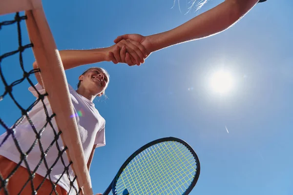 Twee Vrouwelijke Tennissers Schudden Elkaar Hand Met Een Glimlach Een — Stockfoto