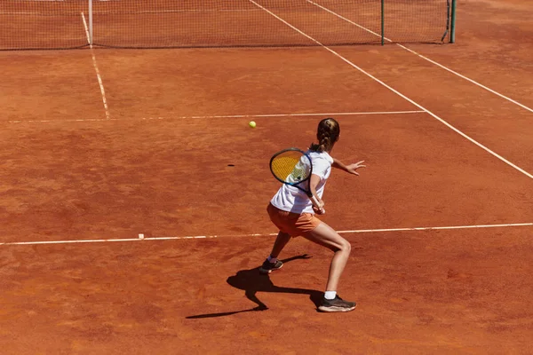 Egy Fiatal Lány Aki Profi Tenisztudást Mutat Egy Versenymérkőzésen Egy — Stock Fotó