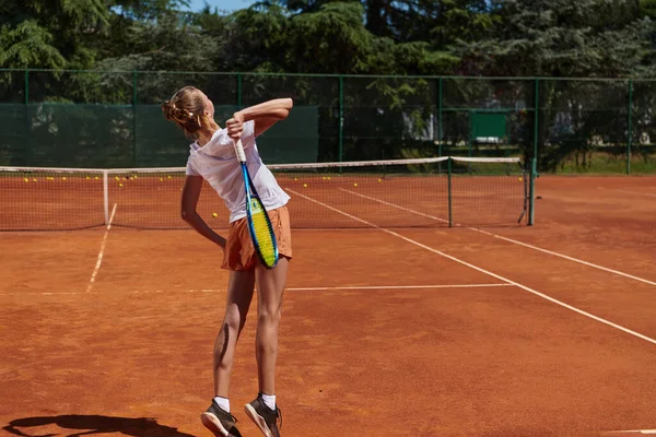 网球选手全神贯注地集中精神 精准而坚定地完善她在网球场上的发球 表现出她对提高自己技术的献身精神 — 图库照片