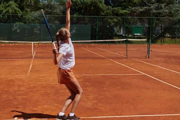 테니스 선수는 정밀도 결단력을 가지고 테니스장에서 일하면서 자신의 기술을 향상시키는 — 스톡 사진