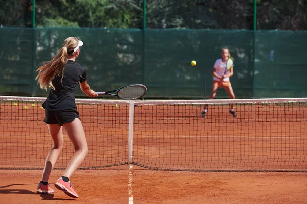 Νεαρά Κορίτσια Ένα Ζωντανό Αγώνα Τένις Μια Ηλιόλουστη Μέρα Αποδεικνύοντας — Φωτογραφία Αρχείου