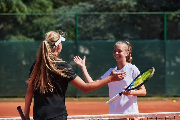 Zwei Tennisspielerinnen Die Sich Einem Sonnigen Tag Lächelnd Die Hände — Stockfoto