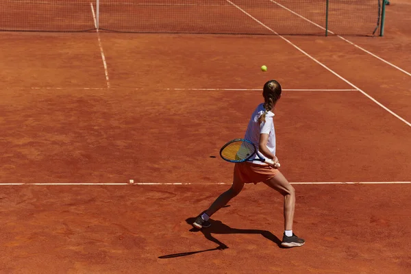 Una Joven Que Muestra Habilidades Profesionales Tenis Partido Competitivo Día — Foto de Stock