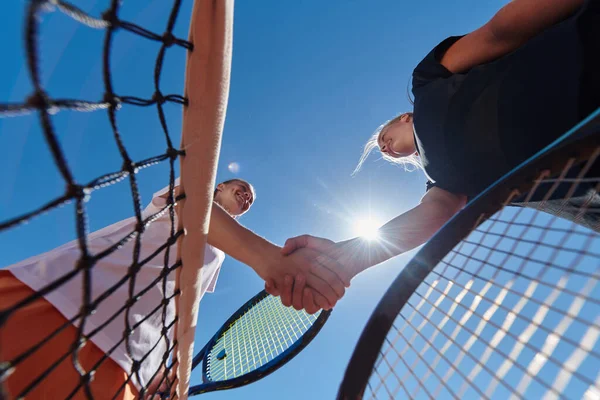 Güneşli Bir Günde Gülümseyen Iki Bayan Tenisçi Rekabetçi Bir Maçın — Stok fotoğraf