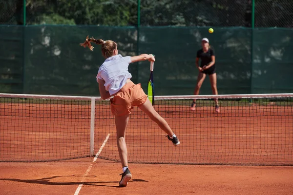 Молодые Девушки Оживленном Теннисном Матче Солнечный День Демонстрируют Свое Мастерство — стоковое фото