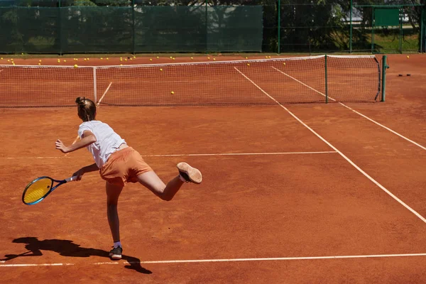 Die Tennisspielerin Konzentriert Sich Intensiv Perfektioniert Ihren Aufschlag Auf Dem — Stockfoto