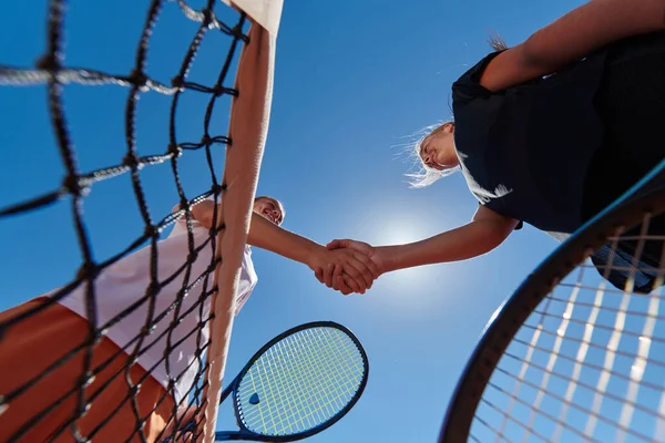 Zwei Tennisspielerinnen Die Sich Einem Sonnigen Tag Lächelnd Die Hände — Stockfoto