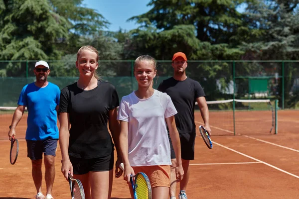 Sıkı Çalışmadan Sonra Birlikte Tenis Kulübüne Adanmışlıklarını Sıkı Çalışmalarını Takım — Stok fotoğraf