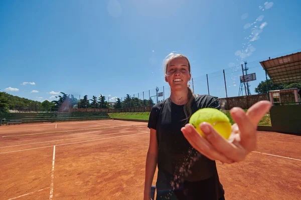 Edzése Előtt Teniszező Örömmel Játszik Egy Teniszlabda Sugárzó Lelkesedés Játékosság — Stock Fotó