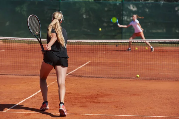 Genç Kızlar Güneşli Bir Günde Canlı Bir Tenis Maçında Modern — Stok fotoğraf