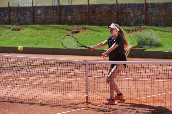 Молодая Девушка Демонстрирует Профессиональные Теннисные Навыки Соревновательном Матче Солнечный День — стоковое фото