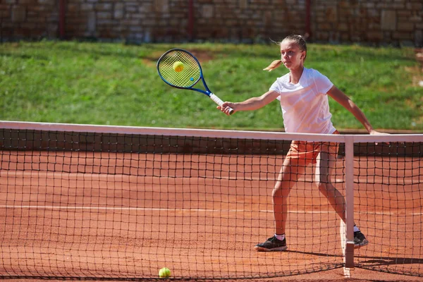 테니스 기술을 소녀는 테니스 코트의 미학에 둘러싸여 — 스톡 사진