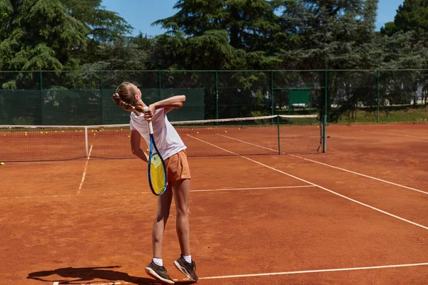 Tenis Oyuncusu Dikkatle Odaklanarak Tenis Kortuna Yaptığı Servisi Hassasiyetle Kararlılıkla — Stok fotoğraf