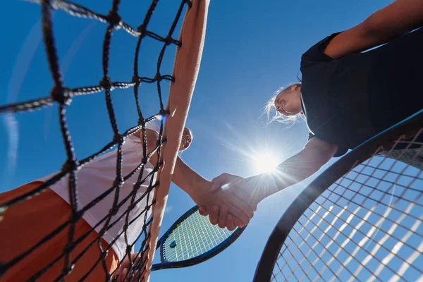 Dvě Tenistky Potřásají Rukou Úsměvem Slunečného Dne Vyzařují Sportovnost Přátelství — Stock fotografie