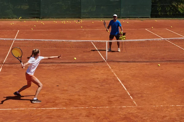 테니스 선수와 그녀의 코치가 테니스 코트에서 훈련을 받았습니다 테니스 선수의 — 스톡 사진