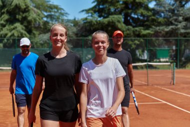 Sıkı çalışmadan sonra birlikte tenis kulübüne, adanmışlıklarını, sıkı çalışmalarını ve takım çalışmalarını gösterdiler.