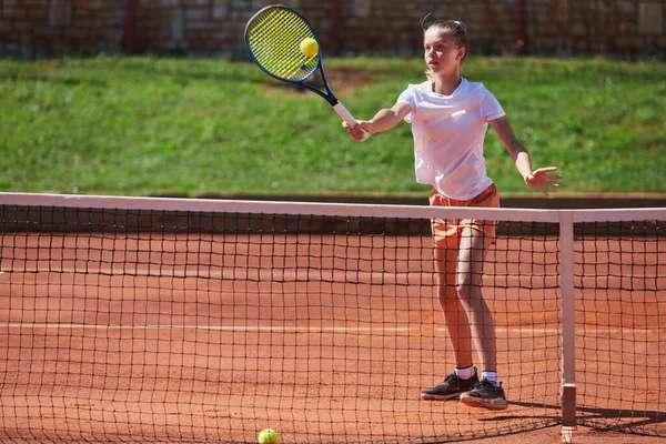 Uma Jovem Mostrando Habilidades Profissionais Tênis Jogo Competitivo Dia Ensolarado — Fotografia de Stock
