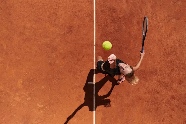 Vista Superior Uma Tenista Profissional Feminina Serve Bola Tênis Quadra — Fotografia de Stock