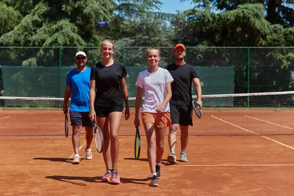 Sıkı Çalışmadan Sonra Birlikte Tenis Kulübüne Adanmışlıklarını Sıkı Çalışmalarını Takım — Stok fotoğraf