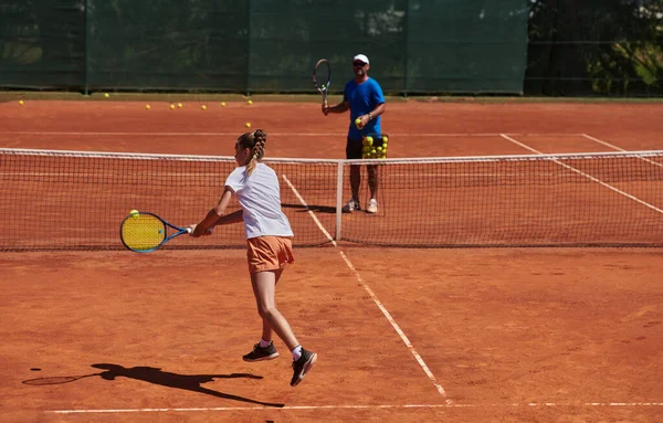 테니스 선수와 그녀의 코치가 테니스 코트에서 훈련을 받았습니다 테니스 선수의 — 스톡 사진
