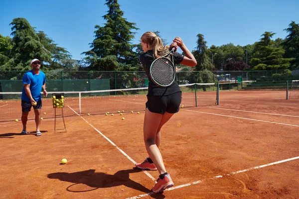 Professionel Tennisspiller Hendes Træner Træning Solrig Dag Tennisbanen Uddannelse Forberedelse - Stock-foto