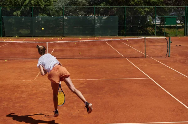 Joueuse Tennis Concentre Intensément Perfectionnant Son Service Sur Terrain Tennis — Photo
