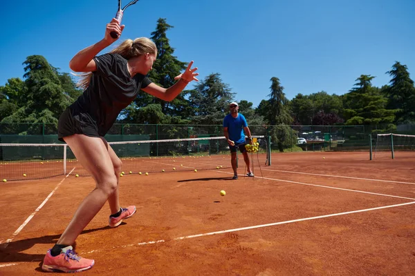 Una Tenista Profesional Entrenador Entrenando Día Soleado Cancha Tenis Formación — Foto de Stock