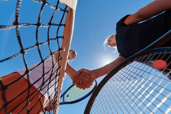 Två Kvinnliga Tennisspelare Skakar Hand Med Leenden Solig Dag Utstrålar — Stockfoto