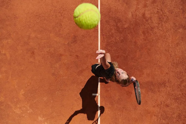 Ovanifrån Professionell Kvinnlig Tennisspelare Tjänar Tennisbollen Banan Med Precision Och — Stockfoto