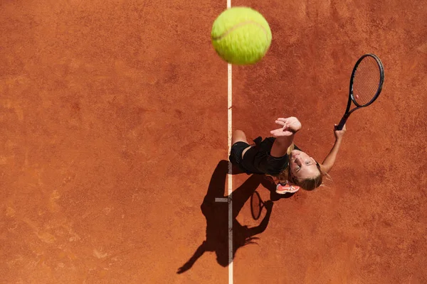 Vista Dall Alto Una Tennista Professionista Serve Palla Tennis Sul — Foto Stock