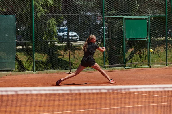 Ένα Νεαρό Κορίτσι Που Δείχνει Επαγγελματικές Δεξιότητες Τένις Ένα Ανταγωνιστικό — Φωτογραφία Αρχείου