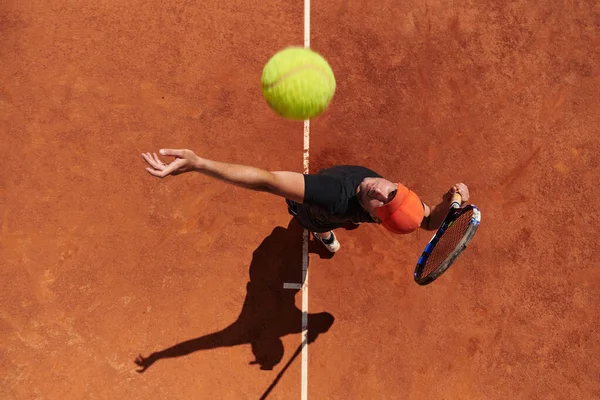 Profesyonel Bir Tenisçinin Üst Görüntüsü Tenis Topunu Hassas Güçlü Bir — Stok fotoğraf